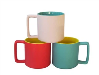 Farverig keramisk kaffekop